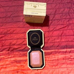 Too faced diamond light highlighter